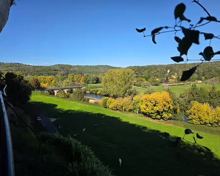 129 Après avoir traversé ce pont, retour à Saint-Léon-sur-Vézère en suivant la Vézère