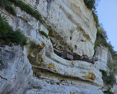 135 La falaise vue de la route qui mène au pont sur la Vézère