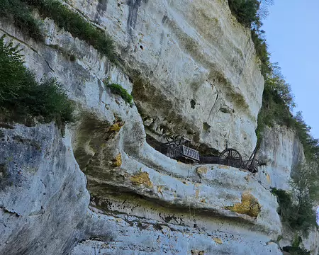 135 La falaise vue de la route qui mène au pont sur la Vézère