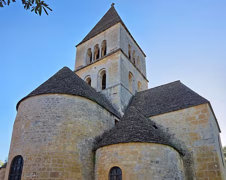 138 Église romane datant du XIIe siècle. Un clocher à 2 étages, dont le toit à 4 pans est recouvert de lauzes, s'élève de la coupole qui coiffe le carré central du...