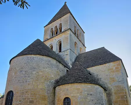 138 Église romane datant du XIIe siècle. Un clocher à 2 étages, dont le toit à 4 pans est recouvert de lauzes, s'élève de la coupole qui coiffe le carré central du...