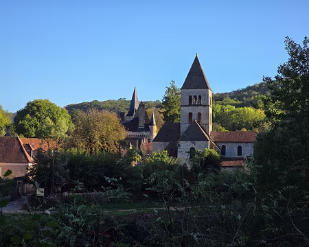 141 Le château de Clérans et l'église de Saint-Léon-sur-Vézère vus depuis le pont sur la Vézère