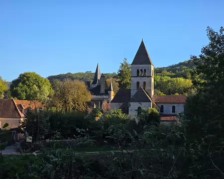 141 Le château de Clérans et l'église de Saint-Léon-sur-Vézère vus depuis le pont sur la Vézère