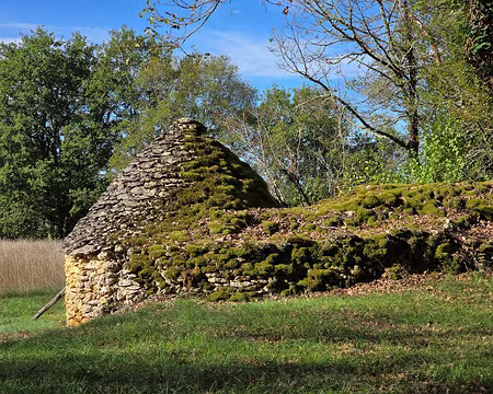 143 Cabane en pierres sèches. Elle servait à ranger les outils et à enfermer les poules le soir venu