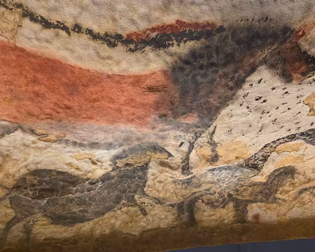 161 L'atelier de Lascaux, fait découvrir dans une immense salle, huit grandes parois qui affichent les principales œuvres de la grotte