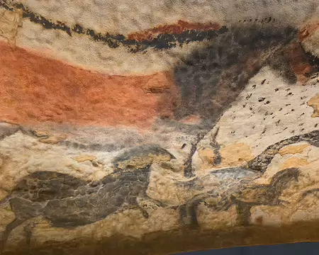 161 L'atelier de Lascaux, fait découvrir dans une immense salle, huit grandes parois qui affichent les principales œuvres de la grotte