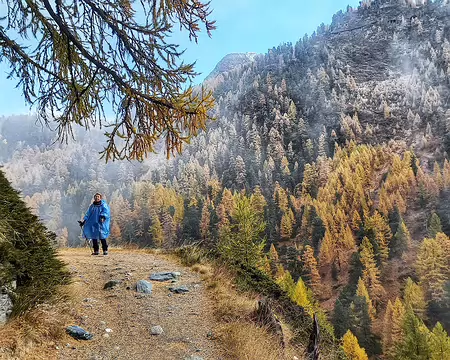 20251023_154859-01 Vers 1900 m, la pluie se transforme en neige.