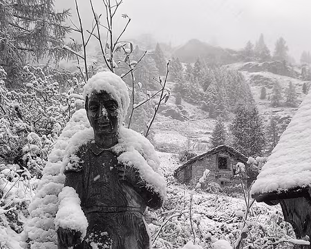 20251024_094533-01 La neige n'arrête pas le pèlerin.