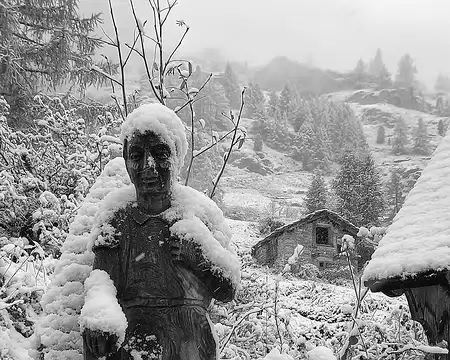 20251024_094533-01 La neige n'arrête pas le pèlerin.