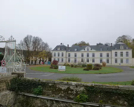 P1210973 Château de Villiers-Saint-Denis, XVIIIè s., transformé en hôpital géré par la 