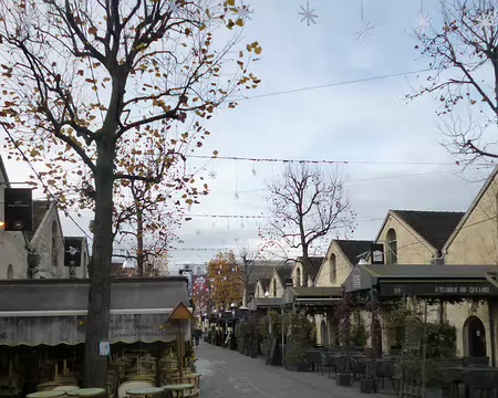 P1220083 Bercy village construit sur le lieu des anciens chais...