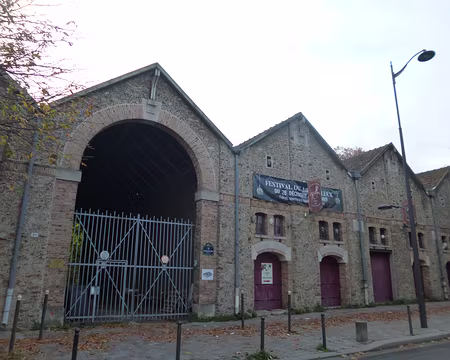 P1220085 Les anciens chais, rue des Pirogues de Bercy, abritent...