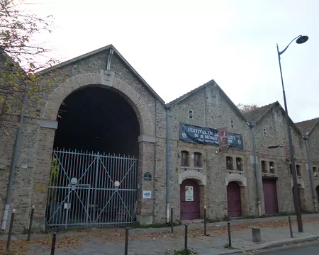 P1220085 Les anciens chais, rue des Pirogues de Bercy, abritent...