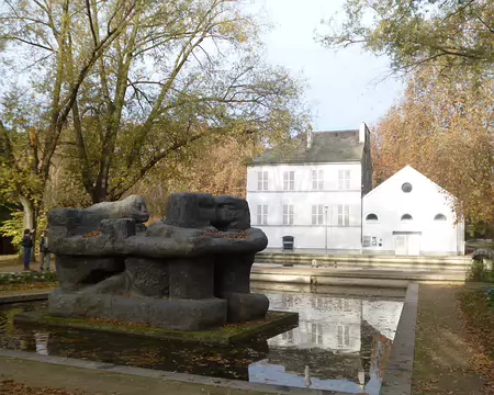 P1220093 La Maison du Lac, centre d'exposition, est nichée au sein du parc de Bercy (14 ha) créé en 1993
