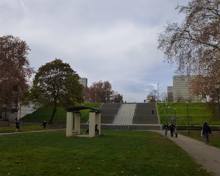 P1220100 La BnF inaugurée en 1995