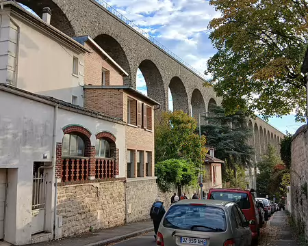 002 La rue du Chemin de Fer (Arcueil, Val de Marne) longe l’aqueduc d’Arcueil - Cachan situé à la limite des deux communes. Il enjambe la vallée de la Bièvre