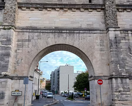 003 La partie inférieure de l’aqueduc (aqueduc de Médicis), en pierre de taille, construit à partir de 1613 sous la régence de Marie de Médicis, a été mis en eau en...