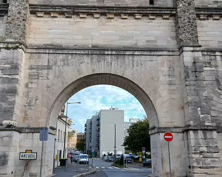 003 La partie inférieure de l’aqueduc (aqueduc de Médicis), en pierre de taille, construit à partir de 1613 sous la régence de Marie de Médicis, a été mis en eau en...