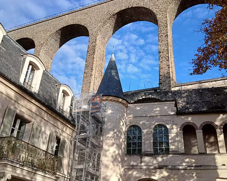 007 Le château des Arcs (XVIème siècle), au pied de l’aqueduc, tire son nom des arcades de l’aqueduc gallo-romain : trois piles et un arc sont englobés dans les...