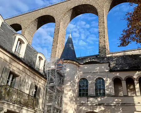 007 Le château des Arcs (XVIème siècle), au pied de l’aqueduc, tire son nom des arcades de l’aqueduc gallo-romain : trois piles et un arc sont englobés dans les...