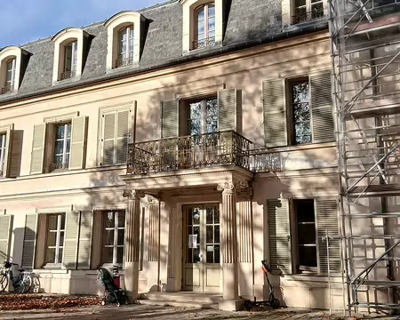 008 Également appelé Maison Renaissance, le château des Arcs abrite l’Ecole Nationale de Musique, de Danse, et d’Art dramatique de Cachan