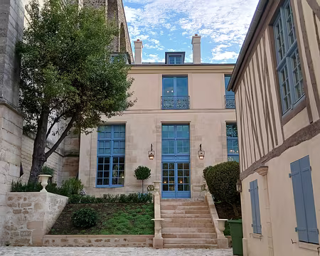 010 Au pied de l’aqueduc, l’ancienne faisanderie du château d’Arcueil (aujourd’hui disparu). Ce bâtiment du XVIIème siècle est devenu un centre de réceptions et...