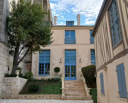 010 Au pied de l’aqueduc, l’ancienne faisanderie du château d’Arcueil (aujourd’hui disparu). Ce bâtiment du XVIIème siècle est devenu un centre de réceptions et...