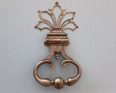 011 Le heurtoir du portail d’entrée de la Faisanderie d’Arcueil (1 rue de la Citadelle)