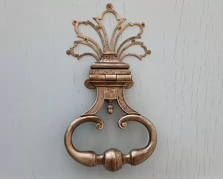 011 Le heurtoir du portail d’entrée de la Faisanderie d’Arcueil (1 rue de la Citadelle)