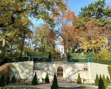 016 Le parc Paul-Vaillant Couturier (Arcueil), ancien domaine du château de Guise. Une grotte abrite un nymphée du XVIIème siècle décoré de coquillages