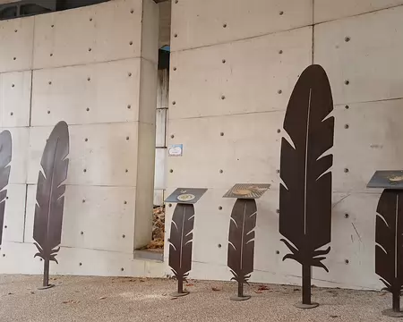 024 Le parvis de la médiathèque Robert Doisneau (Gentilly)