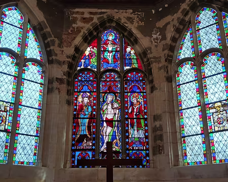 025 Les vitraux du chœur de l’église Saint Saturnin de Gentilly. Saint Saturnin, évêque de Toulouse, et saint Denis, évêque de Paris, entourent le Christ