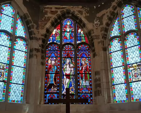 025 Les vitraux du chœur de l’église Saint Saturnin de Gentilly. Saint Saturnin, évêque de Toulouse, et saint Denis, évêque de Paris, entourent le Christ