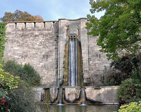 030 La cascade du parc Kellermann