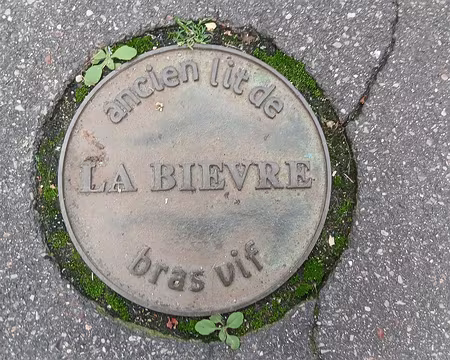 031 Dans Paris, l’ancien cours de la Bièvre a été matérialisé au sol en 2008 par des médaillons en laiton. Le bras vif de la rivière est un bras artificiel créé...