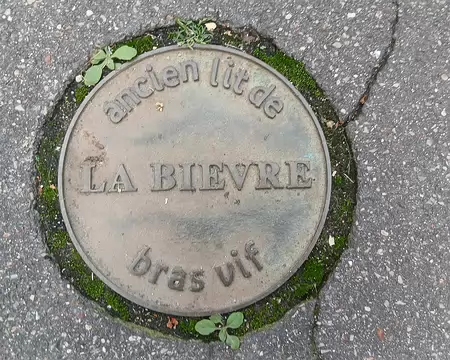 031 Dans Paris, l’ancien cours de la Bièvre a été matérialisé au sol en 2008 par des médaillons en laiton. Le bras vif de la rivière est un bras artificiel créé...