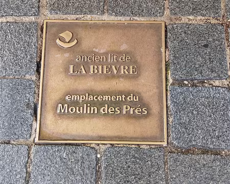 033 Le Moulin des Prés, dans la rue du même nom, a fonctionné du XVIème au XIXème siècle. Il était installé sur le bras vif de la Bièvre