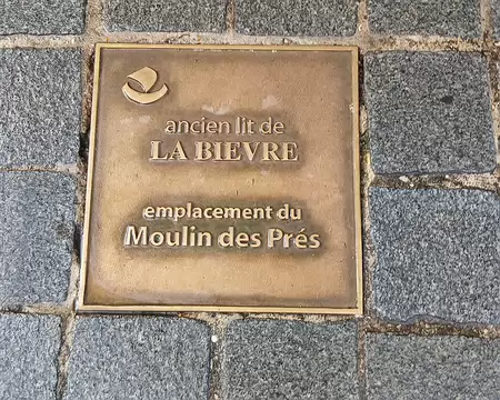 033 Le Moulin des Prés, dans la rue du même nom, a fonctionné du XVIème au XIXème siècle. Il était installé sur le bras vif de la Bièvre
