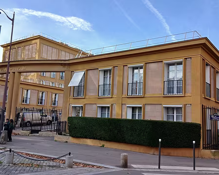 040 Le Mobilier national, héritier du garde-meuble de la Couronne, est installé depuis 1937 rue Berbier de Mets, ancien lit de la Bièvre. Architecte Auguste Perret