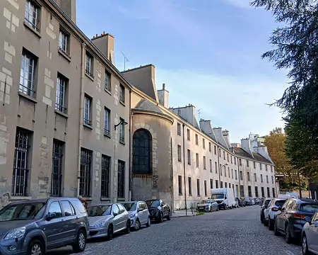 043 L’arrière de la manufacture des Gobelins avec sa chapelle (rue Berbier de Mets). Autrefois appelée ruelle des Gobelins, cette rue correspond à l’ancien lit de...