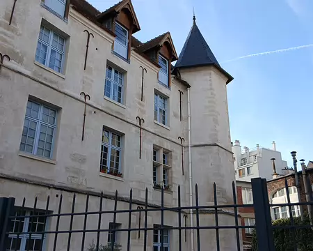 045 Le château de la Reine blanche construit au début du XVIème siècle dans le faubourg Saint Marcel pour la famille Gobelin, teinturiers en écarlate, installés...