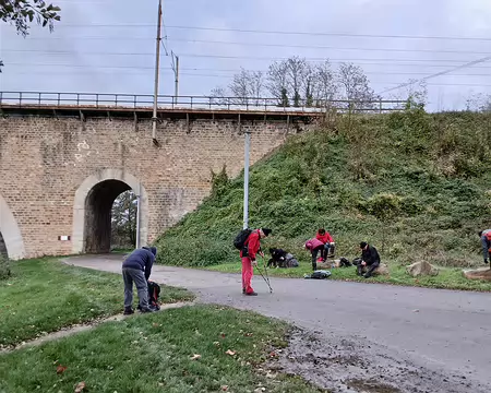 040 Grand nettoyage des chaussures avant de reprendre le train pour Paris