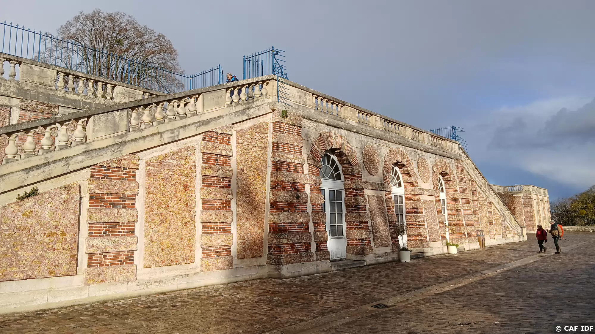 036 La Loggia du Château Vieux, encadrée par un double escalier, domine l’Orangerie