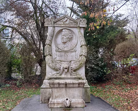 008 Près des étangs de Corot, le monument du peintre Jean-Baptiste Camille Corot