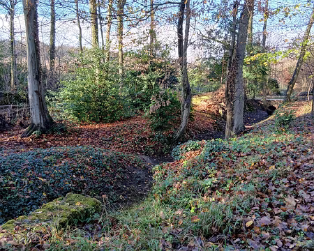 025 Les rigoles et les aqueducs, restaurés à partir de 2004, recueillaient les eaux de pluie du plateau de Vélizy