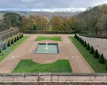 035 Le parterre de l’Orangerie, vu de la terrasse médiane, et la Grande Perspective jusqu’au plateau de Villacoublay créée pour Abel Servien, surintendant des...