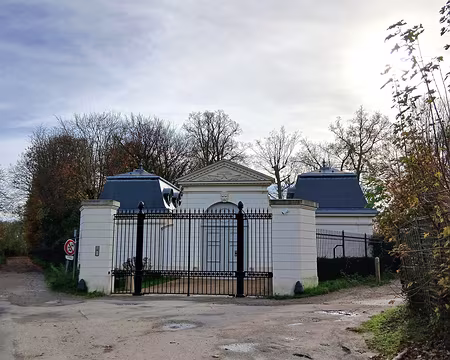 007 Le pavillon d’entrée du château Louis XIV construit entre 2008 et 2011 pour Emad Khashoggi, fondateur de la société COGEMAD, propriété de Mohammed Ben Salmane