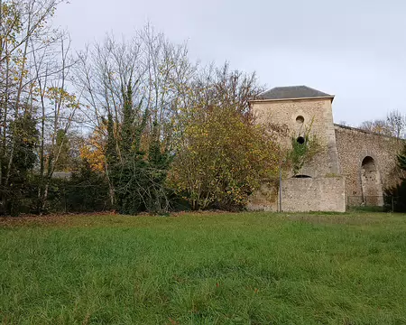014 La tour du Couchant (1683) à l’extrémité sud de l’aqueduc de Marly (longueur 600 m), faisait partie du système hydraulique conçu pour alimenter en eau les...