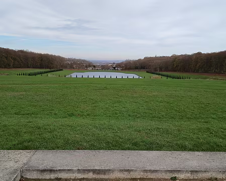 024 Vue sur le parc de Marly depuis le Pavillon royal, démoli au XIXème siècle (1806-1811), dont le socle est matérialisé au sol par des murets de pierre