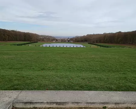 024 Vue sur le parc de Marly depuis le Pavillon royal, démoli au XIXème siècle (1806-1811), dont le socle est matérialisé au sol par des murets de pierre
